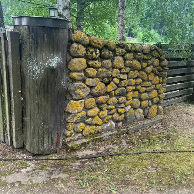 Akmenų mūro tvora – prieš valymą