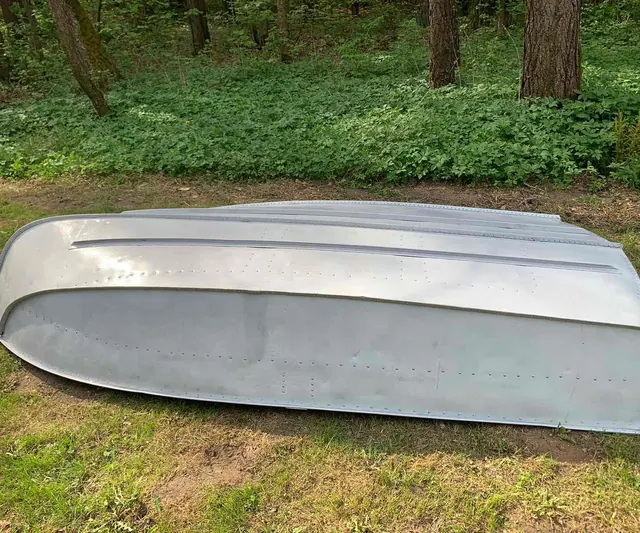 Po bedulkio smėliavimo atnaujinta metalinė valtis