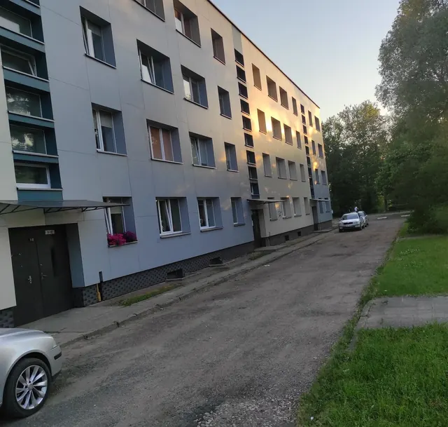 Nuplautas daugiabučio fasadas