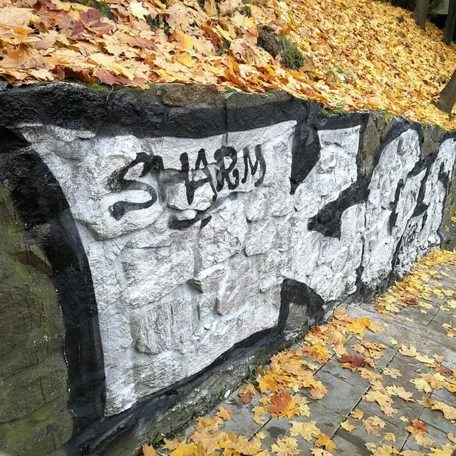 Grafiti ant atraminės sienos