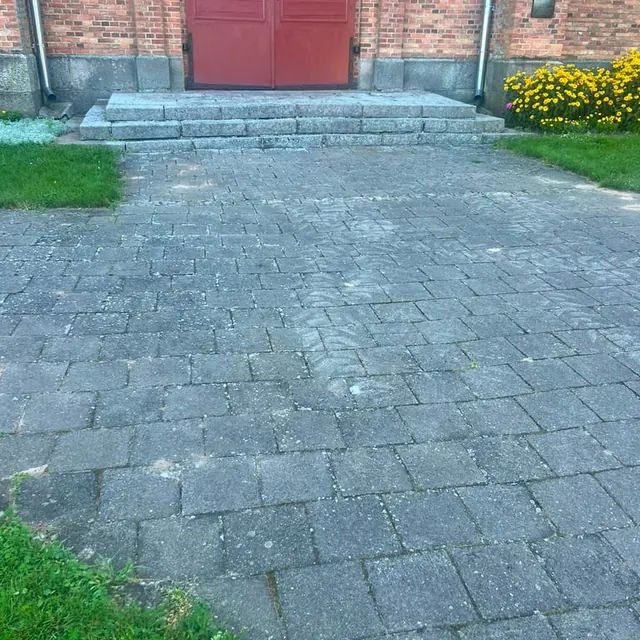 Kiemo trinkelių danga – prieš valymą