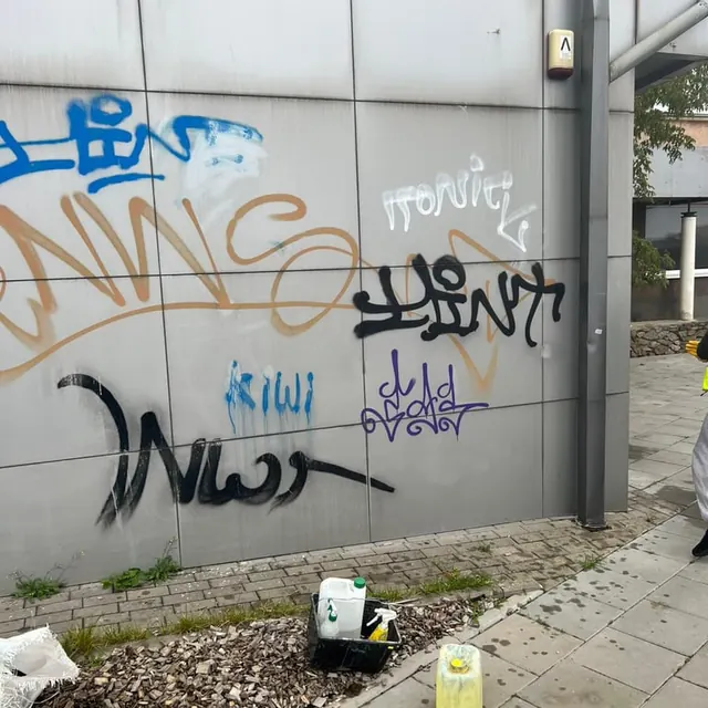 Grafiti ant pastato sienos – prieš valymą