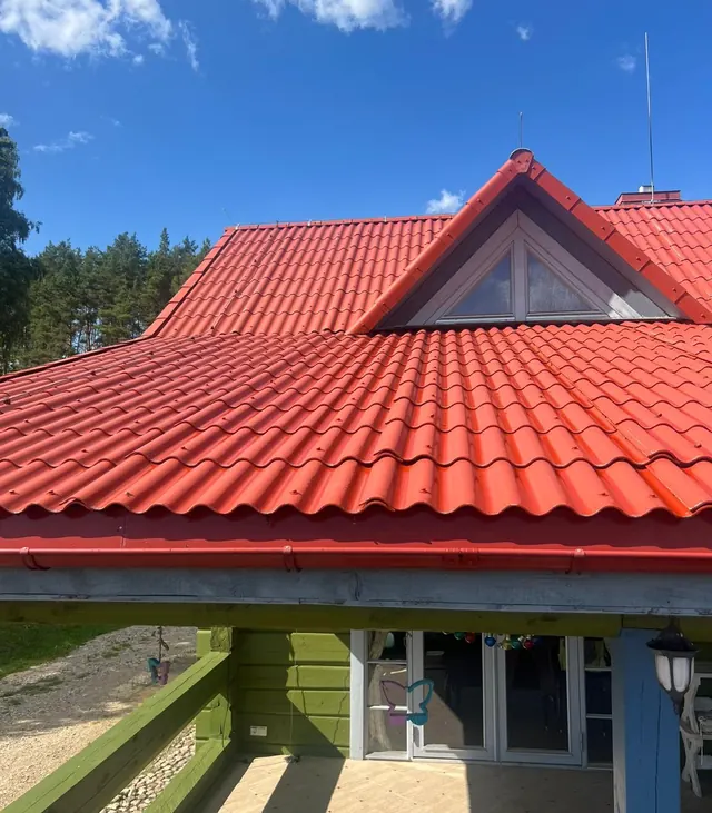 Nuvalytas raudonas čerpių stogas