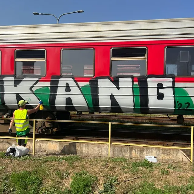 Traukinio grafiti valymas